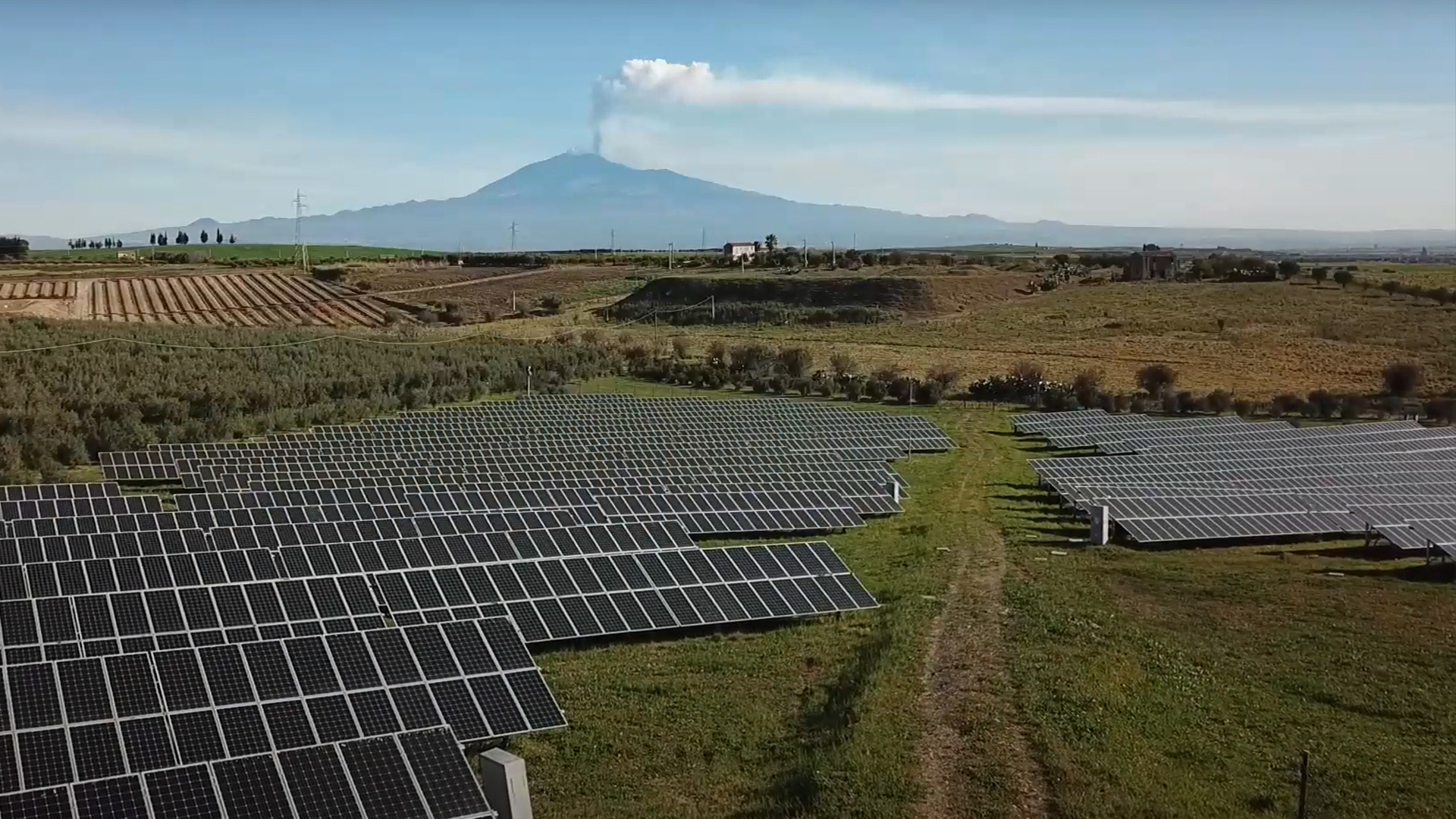 Vista aerea di impianto fotovoltaico di Tresun e vulcano Etna