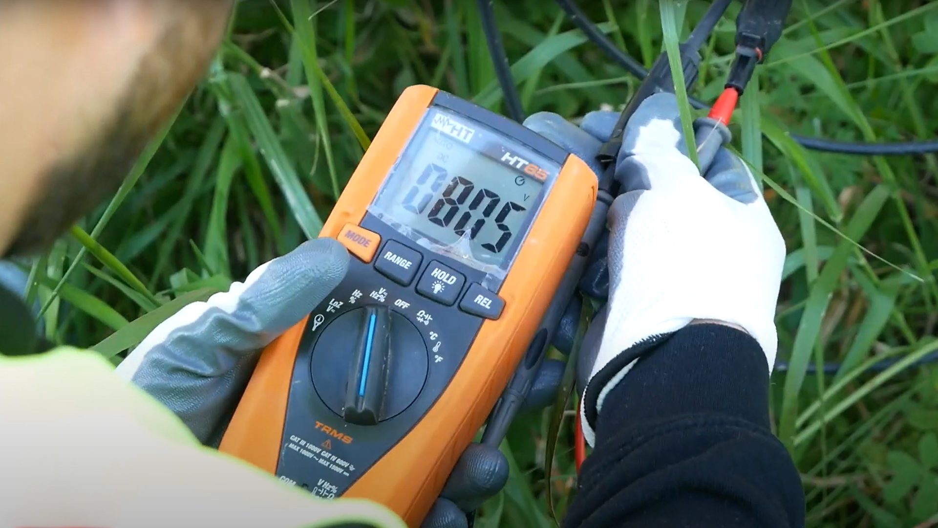 Tecnico che effettua un'ispezione con strumento di lettura elettrica su impianto fotovoltaico