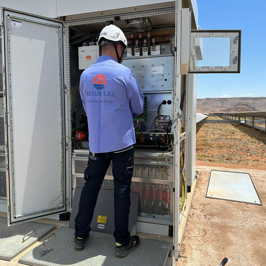 Tecnico Tresun mentre ripara un inverter fotovoltaico onsite in un impianto