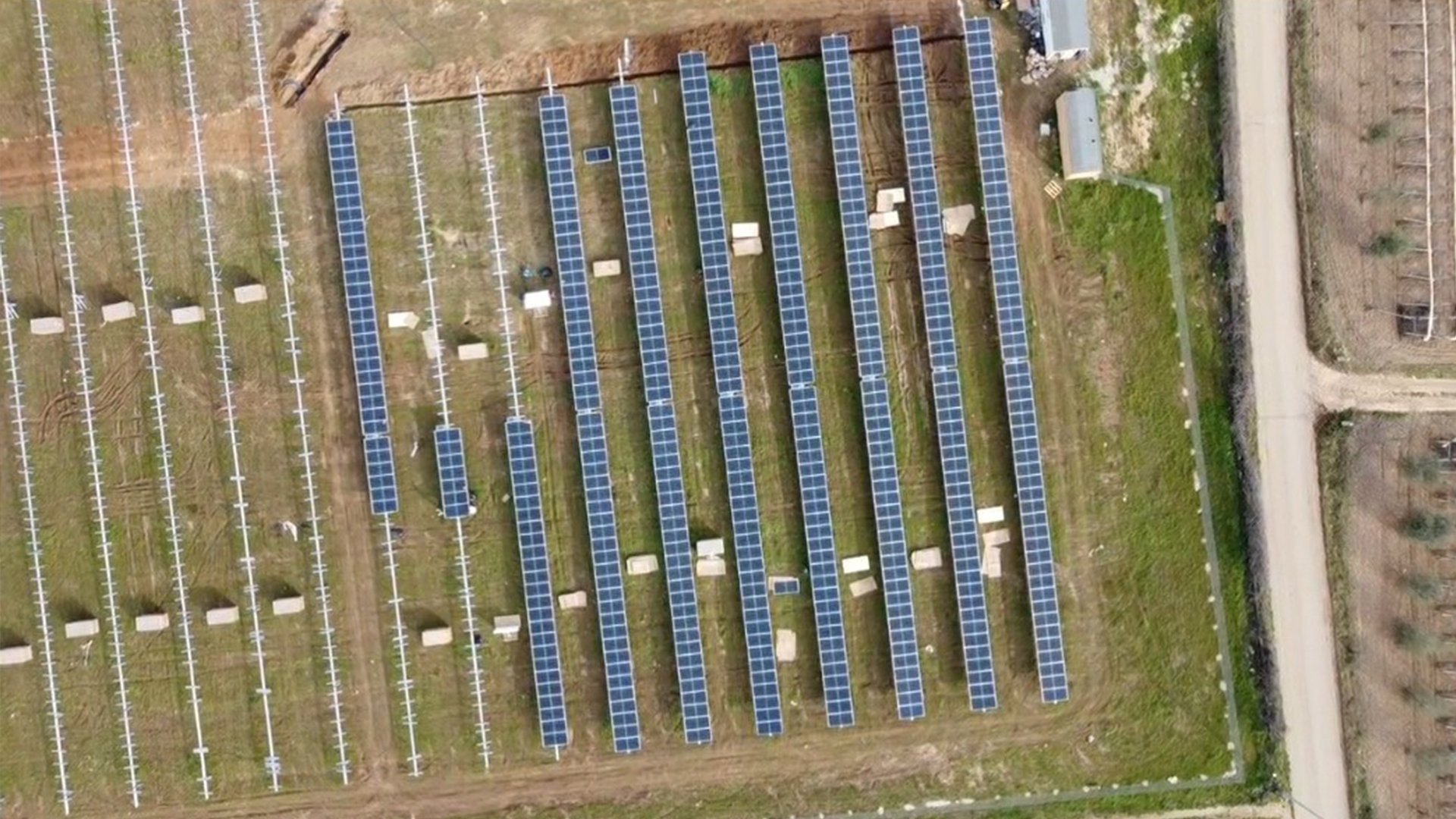 Vista aerea di un impianto fotovoltaico in fase di repowering