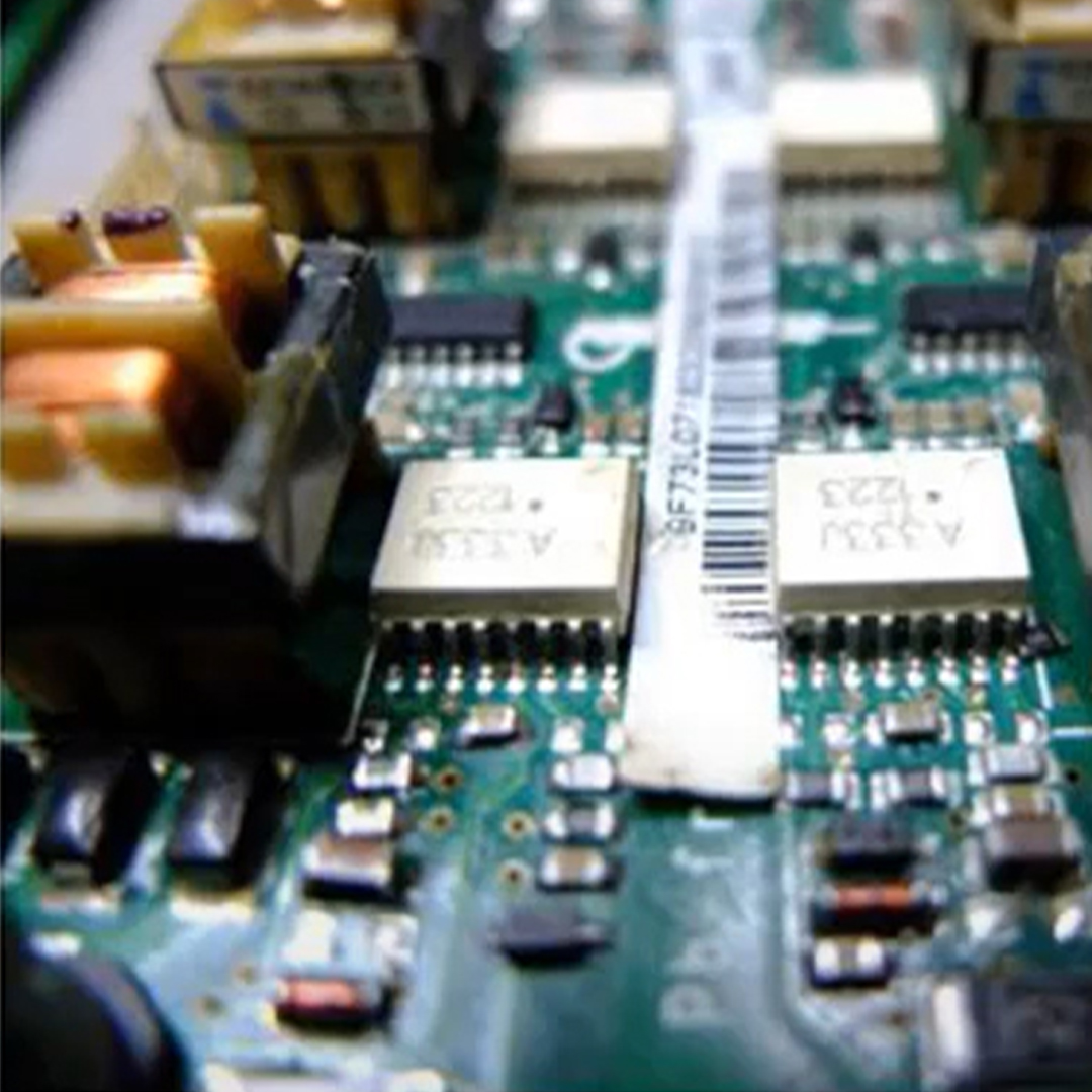 Scheda elettronica in riparazione nei laboratori Tresun