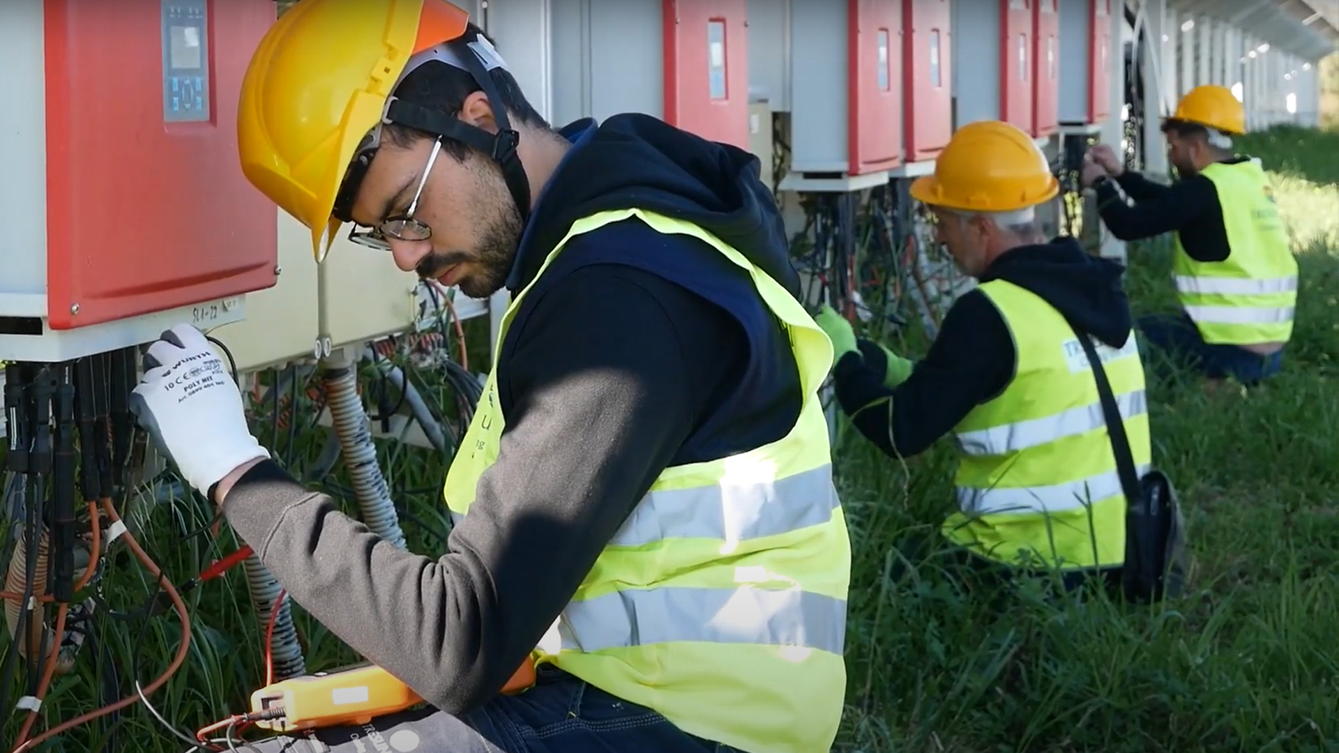 Tecnici di Tresun durante manutenzione di impianto fotovoltaico O&M
