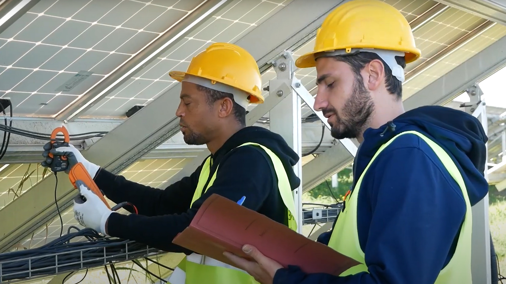 Tecnico in un impianto fotovoltaico durante un intervento di manutenzione O&M 